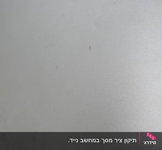 חלק אחורי של מחשב נייד עם לוגו לנובו